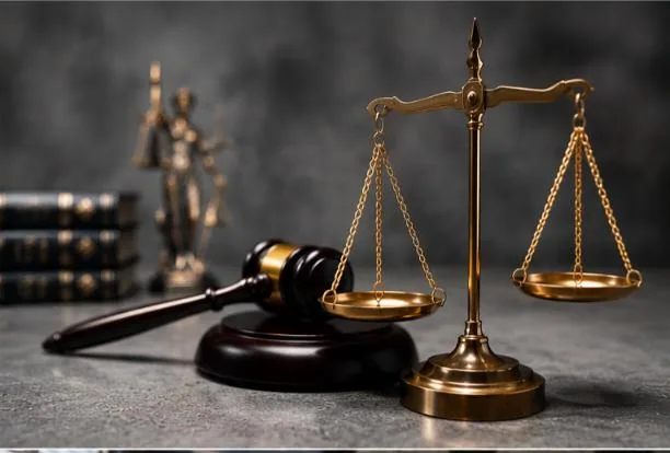 Drepturi în procesul penal — ciocan judecătoresc și balanță, simbol al justiției